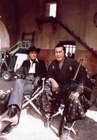 　映画「レッド・サン」のオフショット。三船を「日本の兄貴」と慕ったアラン・ドロンと＝提供・三船プロダクション＝