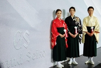 新緞帳贈呈式に出席した（左から）実咲凜音、朝夏まなと、寿つかさ＝東京宝塚劇場
