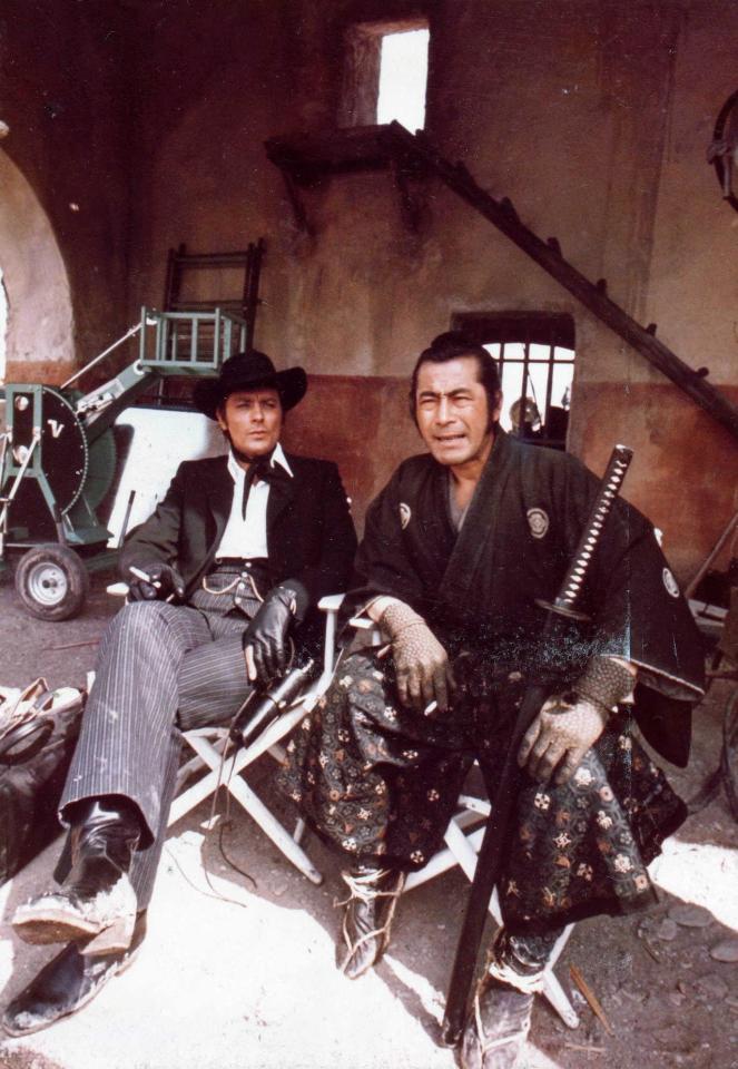 　映画「レッド・サン」のオフショット。三船を「日本の兄貴」と慕ったアラン・ドロンと＝提供・三船プロダクション＝