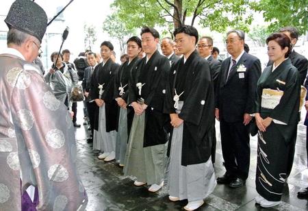 　妻・三田寛子（右）や息子３人と共に成功祈願した中村芝翫（中央）＝東京・歌舞伎座