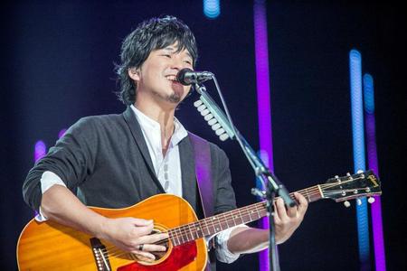 　デビュー１０周年記念ツアーをスタートさせた秦基博＝横浜アリーナ