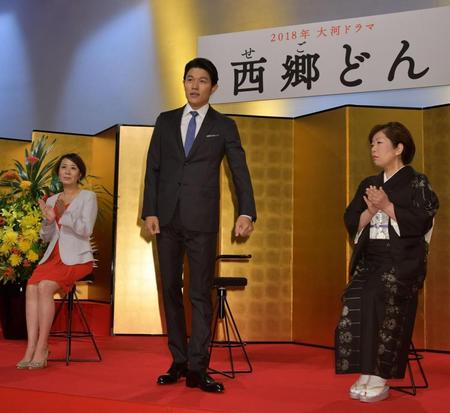 原作の林真理子氏（右）脚本の中園ミホ氏（左）と会見に臨む鈴木亮平＝東京・渋谷のＮＨＫ