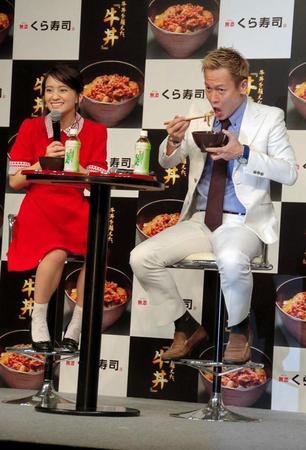 牛丼を試食した岡田結実（左）とじゅんいちダビッドソン＝東京・恵比寿ガーデンルーム