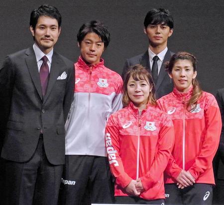 舞台あいさつした（後列左から）松山ケンイチ、カヌー・羽根田卓也選手、東出昌大（前列左から）重量挙げ・三宅宏実選手、レスリング・吉田沙保里選手＝東京・六本木のＥＸシアター