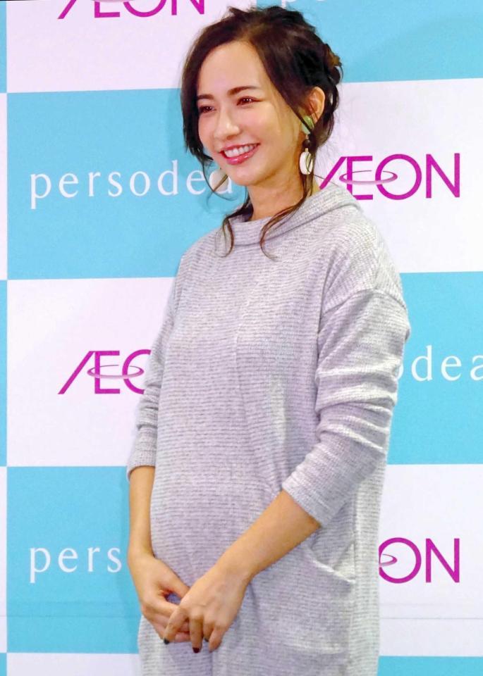 　妊娠７カ月のふっくらおなかで幸せいっぱいの優木まおみ＝東京・イオン品川シーサイド店