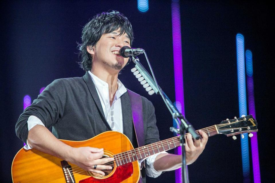 　デビュー１０周年記念ツアーをスタートさせた秦基博＝横浜アリーナ