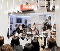 ＳＭＡＰについて語った松任谷由実（右）＝東京・伊勢丹新宿店