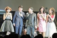 妻・松本伊代らが出演していたステージに乱入したヒロミ（左から１、２人目）＝東京・日本橋