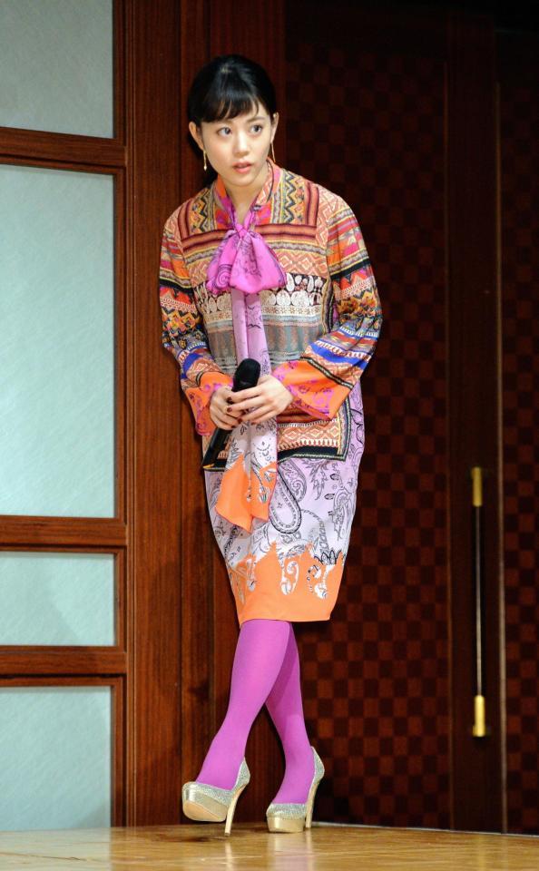 色鮮やかな衣装で登壇する高畑充希＝東京・赤坂のＡＮＡインターコンチネンタルホテル東京（撮影・西岡正）