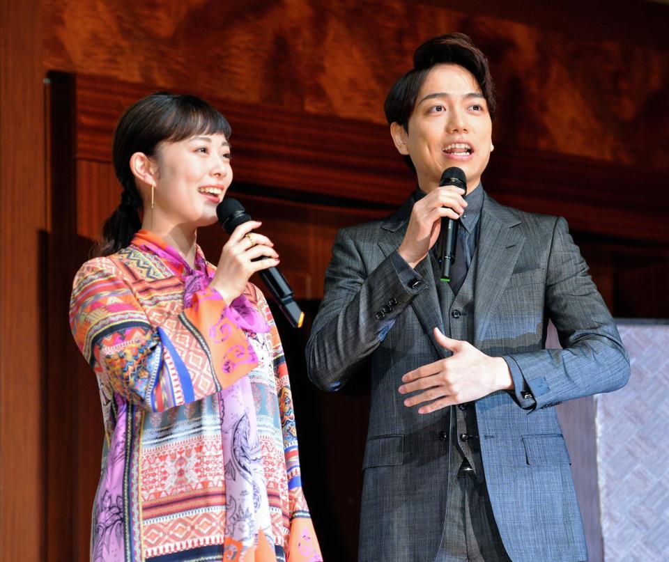 笑顔でトークする高畑充希（左）と山崎育三郎＝東京・赤坂のＡＮＡインターコンチネンタルホテル東京（撮影・西岡正））