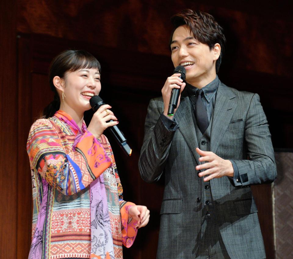 笑顔でトークする高畑充希（左）と山崎育三郎＝東京・赤坂のＡＮＡインターコンチネンタルホテル東京（撮影・西岡正）