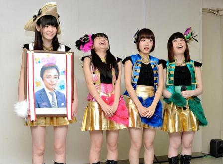 目標とする売り上げ枚数を発表され、ビックリ顔の黄金時代＝東京・赤坂の東洋レコーディング（撮影・西岡正）