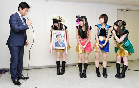 東洋レコーディング・佐藤公彦社長（左）にあいさつする黄金時代＝東京・赤坂の東洋レコーディング（撮影・西岡正）