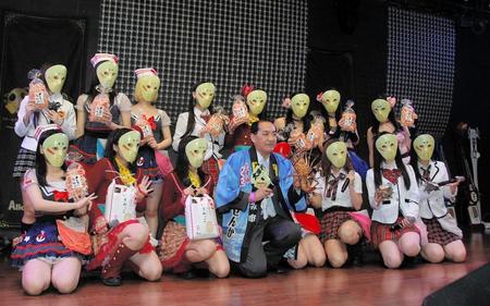 千葉県いすみ市の太田洋市長（前列中央）とコラボした仮面女子＝東京・アリスプロジェクト常設劇場「Ｐ．Ａ．Ｒ．Ｍ．Ｓ」