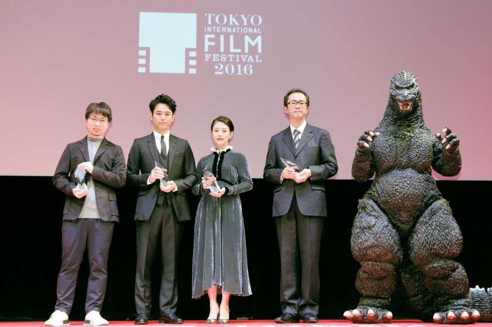 トロフィーを手に喜ぶ（左から）アニメ監督の新海誠氏、妻夫木聡、高畑充希、プロデューサーの山内章弘氏、ゴジラ　（Ｃ）２０１６ＴＩＦＦ　