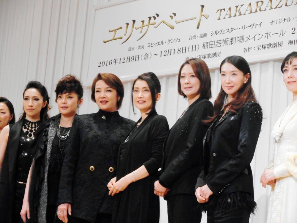 「エリザベート　ＴＡＫＡＲＡＺＵＫＡ２０周年　スペシャル・ガラ・コンサート」の製作発表会見に登場したトート役の（左から）水夏希、彩輝なお、麻路さき、一路真輝、姿月あさと、春野寿美礼＝東京・新橋の第一ホテル東京