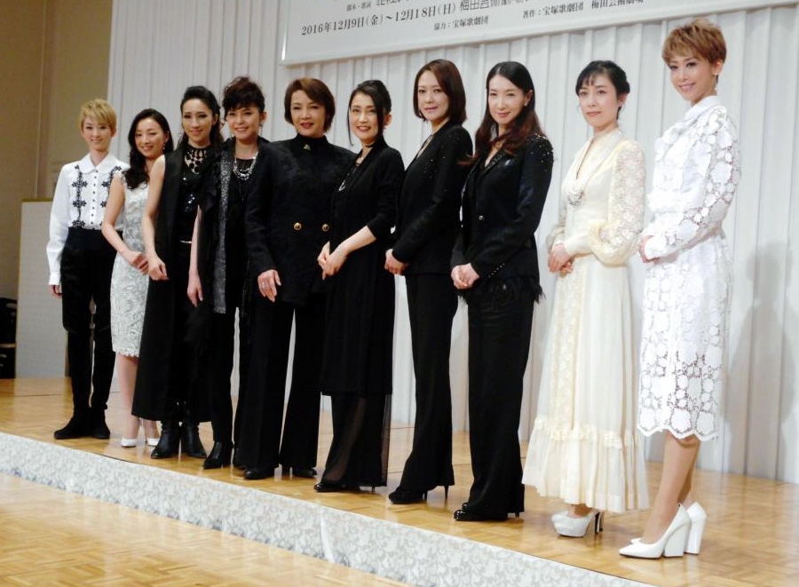 「エリザベート　ＴＡＫＡＲＡＺＵＫＡ２０周年　スペシャル・ガラ・コンサート」の製作発表会見に登場した（左から）凪七瑠海、白羽ゆり、水夏希、彩輝なお、麻路さき、一路真輝、姿月あさと、春野寿美礼、大鳥れい、龍真咲＝東京・新橋の第一ホテル東京