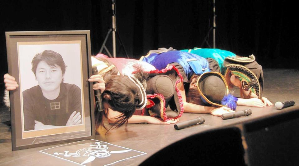 倒産した所属事務所の社長の写真を手に手に土下座しながら受け入れ先を求めた黄金時代＝１０月１日、東京・マウントレーニアホール　シブヤプレジャープレジャー