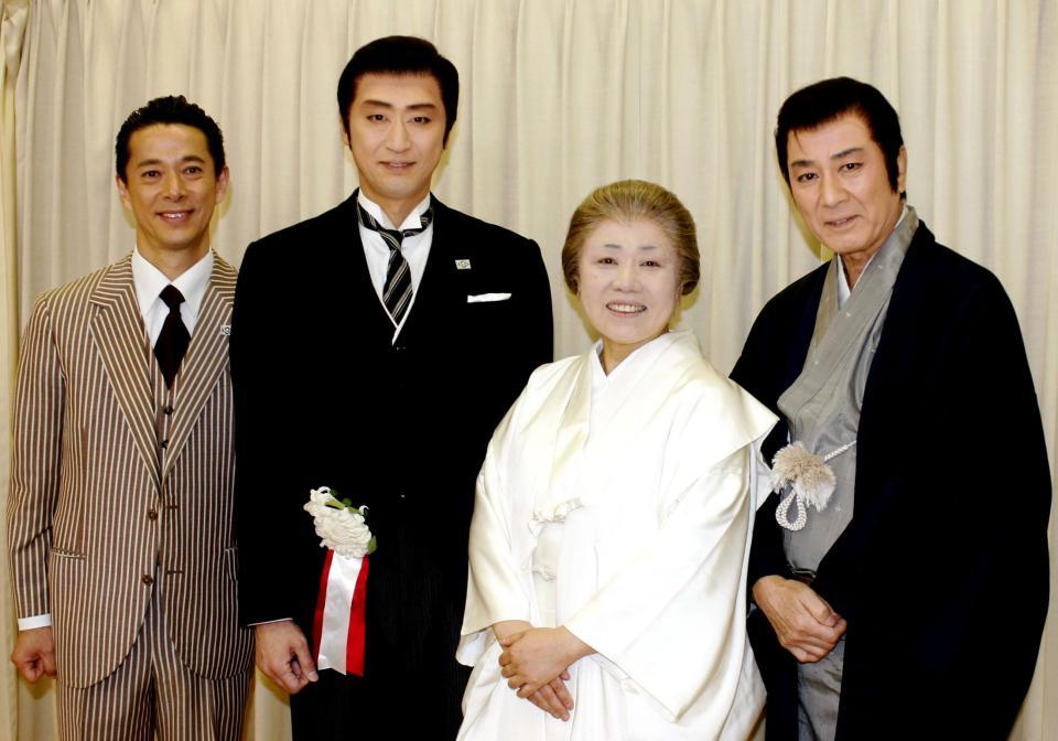 会見した（左から）西川忠志、喜多村緑郎、藤山直美、田村亮＝大阪市内