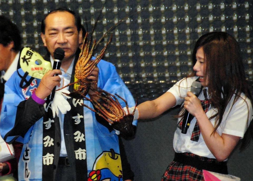 仮面女子とコラボした千葉県いすみ市の太田洋市長（左）＝都内