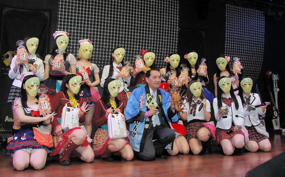 千葉県いすみ市の太田洋市長（前列中央）とコラボした仮面女子＝東京・アリスプロジェクト常設劇場「Ｐ．Ａ．Ｒ．Ｍ．Ｓ」