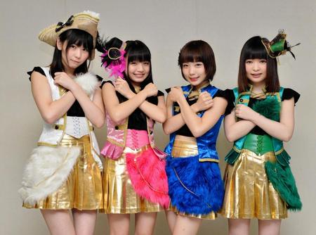 　笑顔でポーズをとる黄金時代＝東京・赤坂の東洋レコーディング