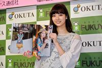 寅さんをイメージしたお気に入りショットを披露する新川優愛＝東京・福家書店新宿サブナード店