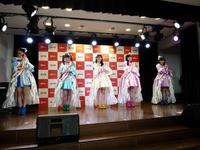 シェアハピダンスを披露するたこやきレインボーの（左から）春名真依、根岸可蓮、清井咲希、彩木咲良、堀くるみ＝大阪市の通天閣