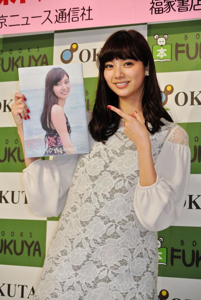 初のフォトブックをＰＲした新川優愛＝東京・福家書店新宿サブナード店