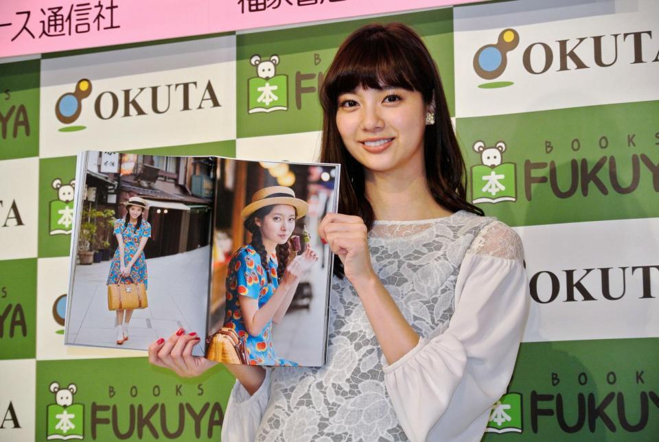 寅さんをイメージしたお気に入りショットを披露する新川優愛＝東京・福家書店新宿サブナード店