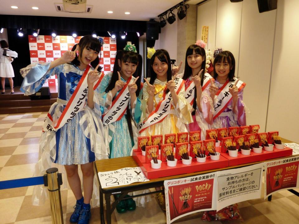 ポッキーを配ったたこやきレインボーの（左から）春名真依、根岸可蓮、清井咲希、彩木咲良、堀くるみ＝大阪市の通天閣