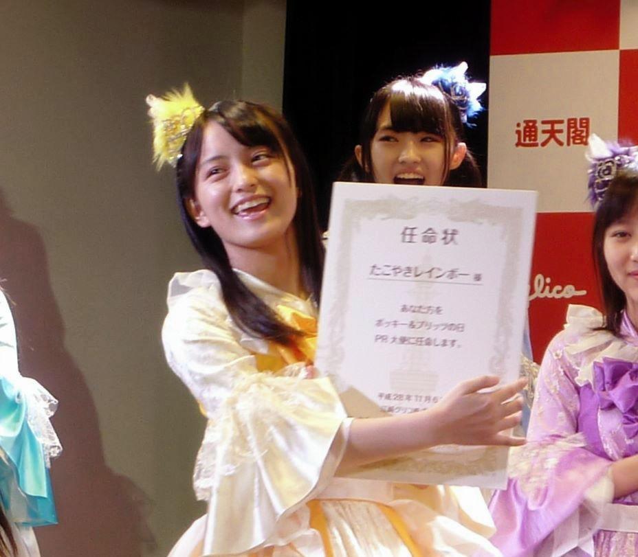 「ポッキー＆プリッツの日」ＰＲ大使の任命状を受け取ったたこやきレインボーの清井咲希＝大阪市の通天閣