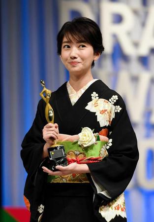 「東京ドラマアウォード２０１６」主演女優賞を受賞した波瑠＝東京・六本木（撮影・佐々木彰尚）