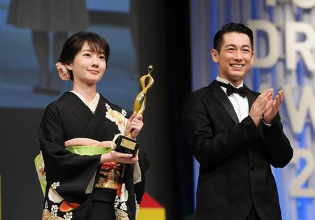 「東京ドラマアウォード２０１６」連続ドラマ部門グランプリを「あさが来た」で受賞した波瑠（左）とディーン・フジオカ＝東京・六本木（撮影・佐々木彰尚）