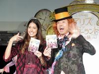 劇中の登場人物に扮（ふん）して登場したアンガールズ・田中卓志（右）と森泉＝東京・恵比寿