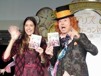 劇中の登場人物に扮（ふん）して登場したアンガールズ・田中卓志（右）と森泉＝東京・恵比寿