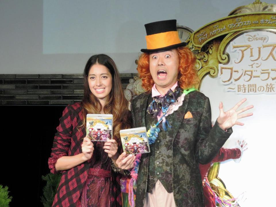 劇中の登場人物に扮（ふん）して登場したアンガールズ・田中卓志（右）と森泉＝東京・恵比寿