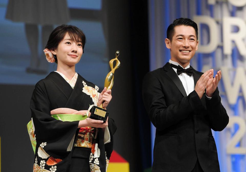 「東京ドラマアウォード２０１６」連続ドラマ部門グランプリを「あさが来た」で受賞した波瑠（左）とディーン・フジオカ＝東京・六本木（撮影・佐々木彰尚）