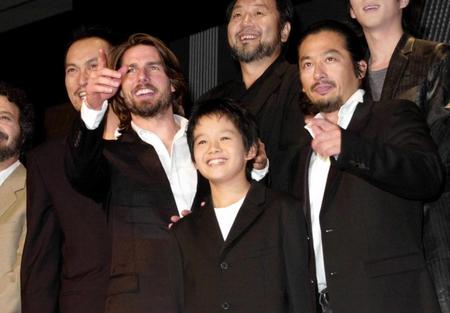 　「ラスト・サムライ」のＰＲ会見で笑顔をみせるトム・クルーズ（左から２人目）と池松壮亮（中央）＝２００３年８月２８日
