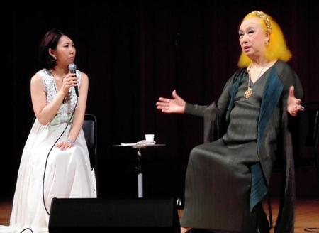 　大島花子（左）のコンサートにトークゲストとして出演した美輪明宏＝都内