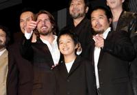 　「ラスト・サムライ」のＰＲ会見で笑顔をみせるトム・クルーズ（左から２人目）と池松壮亮（中央）＝２００３年８月２８日