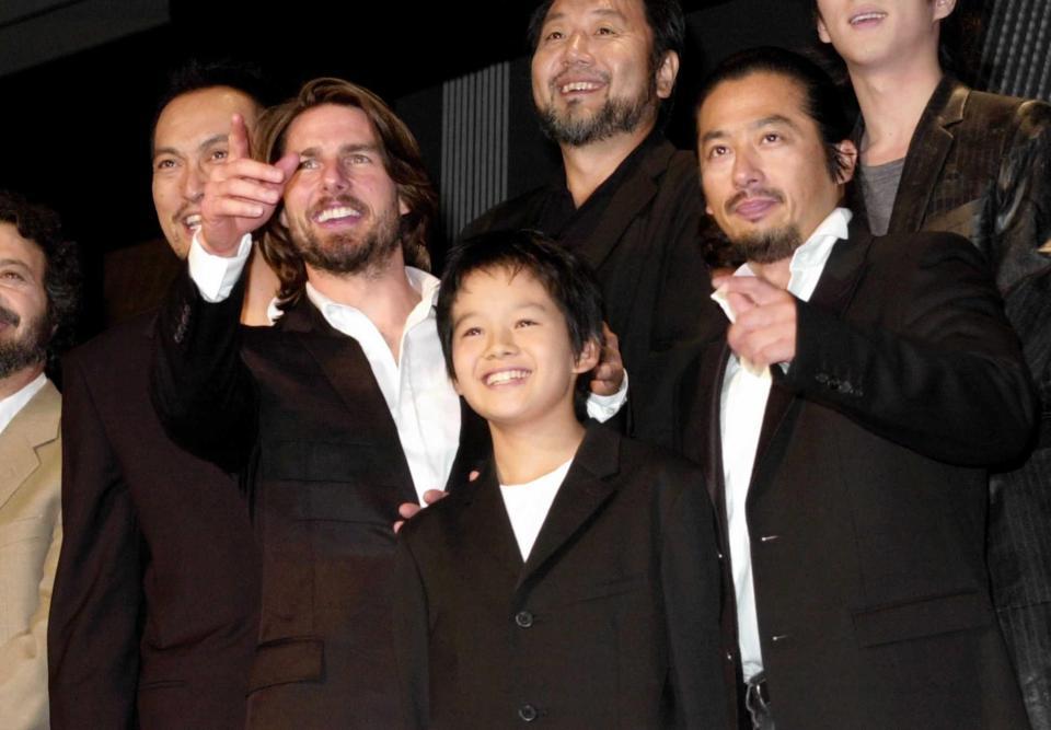 　「ラスト・サムライ」のＰＲ会見で笑顔をみせるトム・クルーズ（左から２人目）と池松壮亮（中央）＝２００３年８月２８日