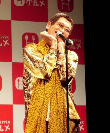 「ＰＰＡＰ」を披露したピコ太郎＝都内