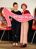 映画「マイ・ベスト・フレンド」の試写会でトークショーを行った柴田理恵（左）と久本雅美＝東京・月島のブロードメディア・スタジオ試写室