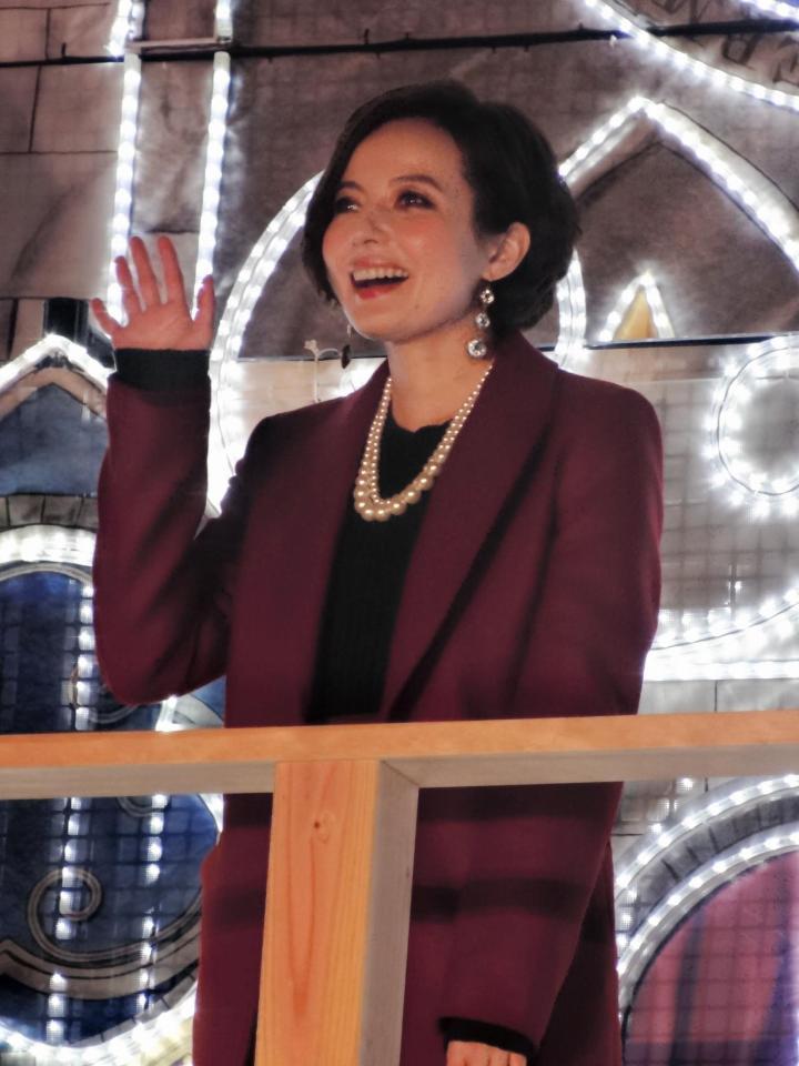 点灯式に登場したベッキー