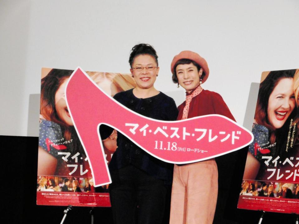 映画「マイ・ベスト・フレンド」の試写会でトークショーを行った柴田理恵（左）と久本雅美＝東京・月島のブロードメディア・スタジオ試写室