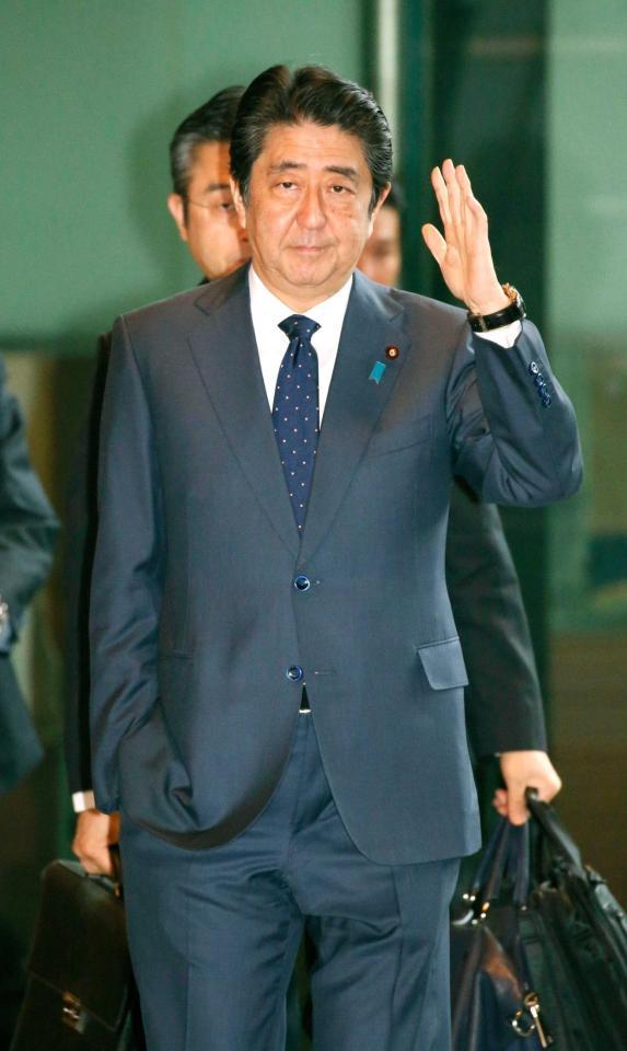 　官邸に入る安倍首相