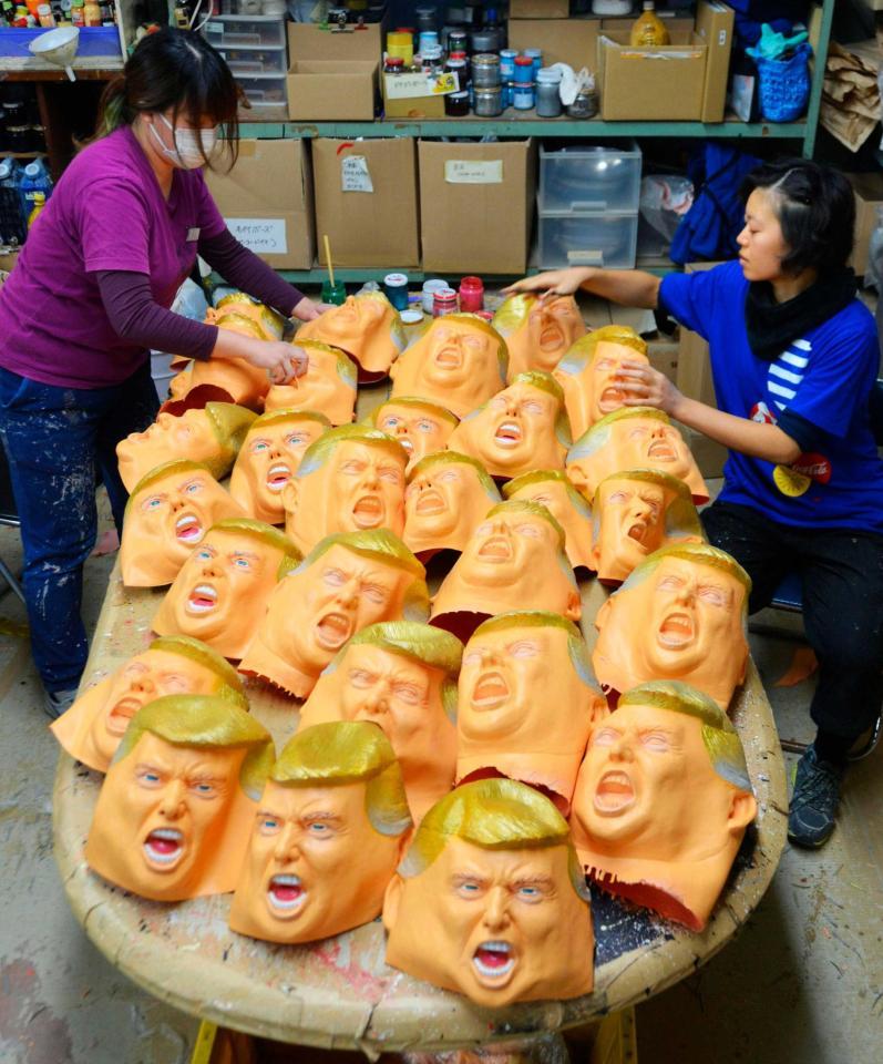 　注文が殺到しているトランプ氏のマスク＝さいたま市大宮区