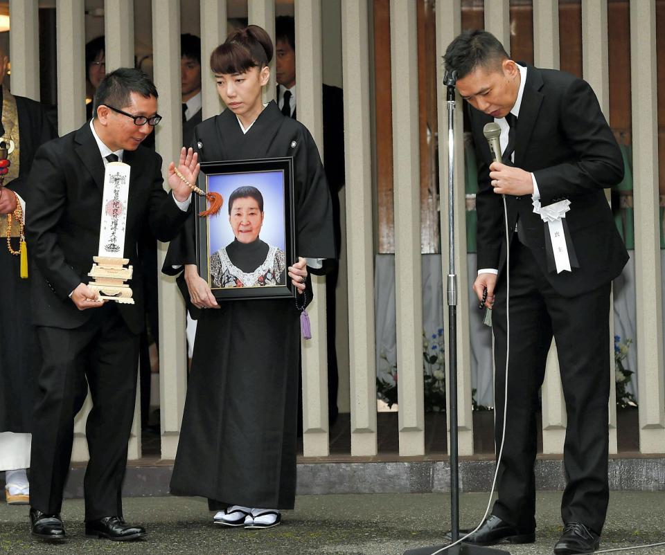 母・瑠智子さんの葬儀告別式で「どうもドナルドトランプです。」とあいさつし、相方の田中裕二（左）からツッコミを入れられる爆笑問題の太田光。中央は光代夫人＝東京・南青山の青山葬儀所（撮影・堀内翔）