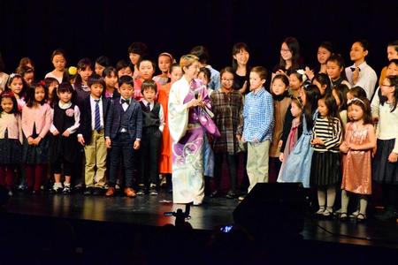 　１３日、米ニューヨークで開かれた熊本地震復興支援チャリティーコンサートで、小中学生の合唱団と共演する水前寺清子（中央）（共同）